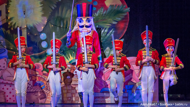 Новогодний парад Щелкунчиков (фото 7)