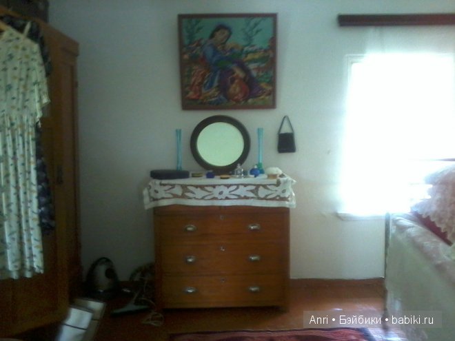 Зеркальце с духами, косметикой