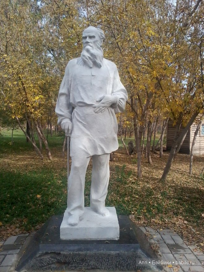 скульптура толстому