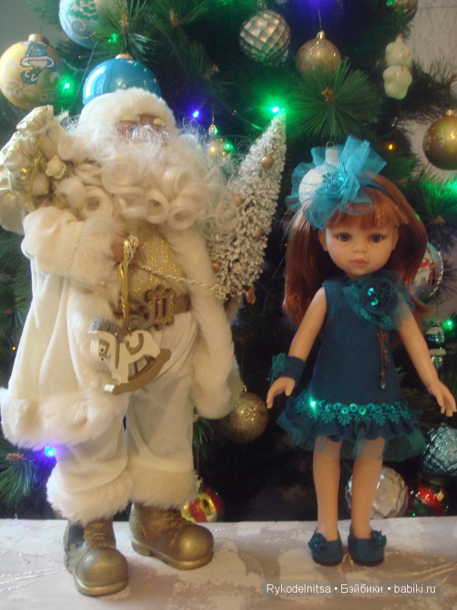 Паолочка у новогодней елочки