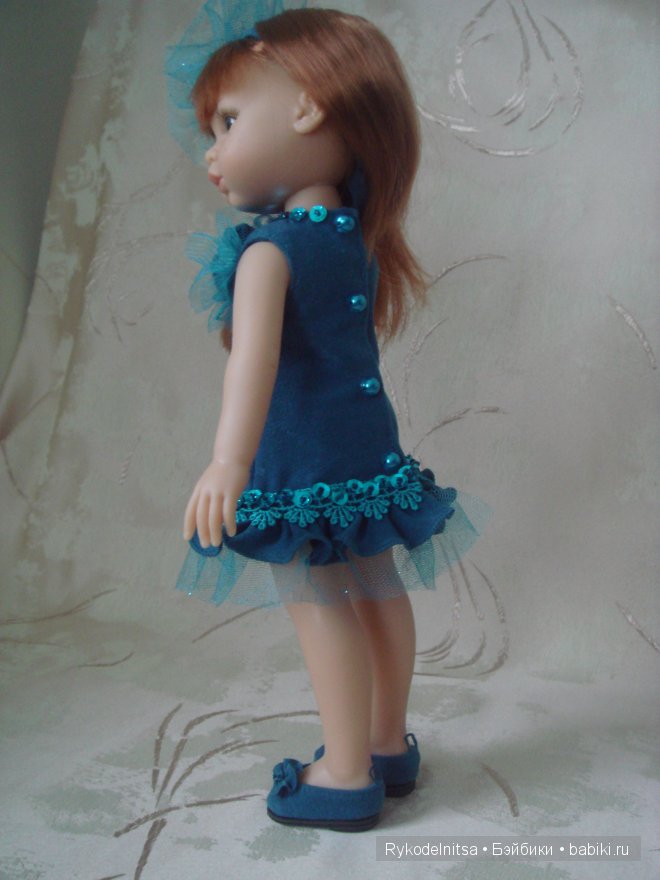 Паолочка у новогодней елочки