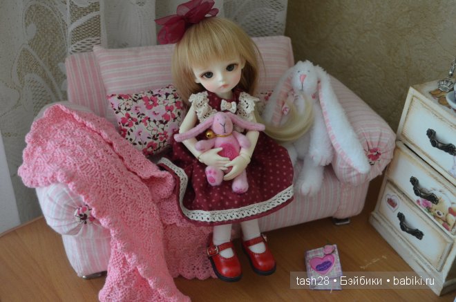 Вот так мы любим посидеть на диванчике со своими любимыми игрушками.