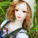 Чиана гуляет в лесу.