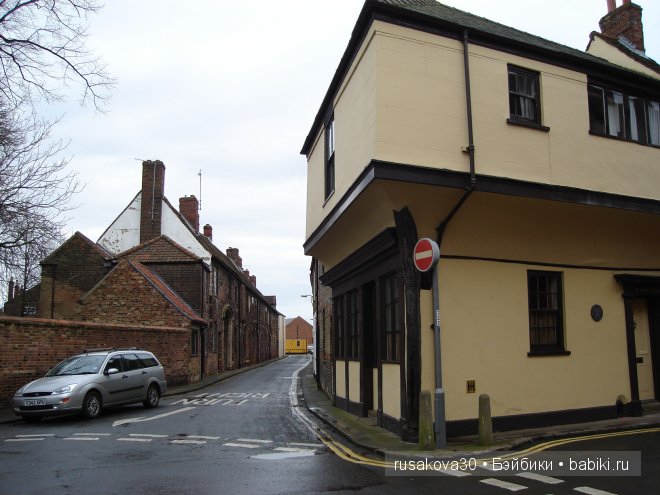 Вот на этой улице был магазинчик.