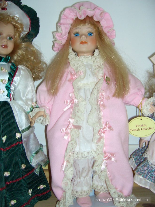 В розовом халатике -"маленькая звездочка" из английской детской песенки.