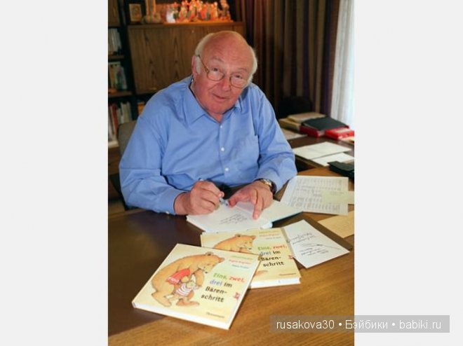 Хэ́ллоуи́н с маленькой бабой ягой,маленьким привидением и маленьким водяным (фото 10)