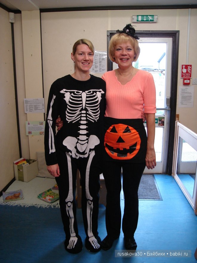 Хэ́ллоуи́н с маленькой бабой ягой,маленьким привидением и маленьким водяным