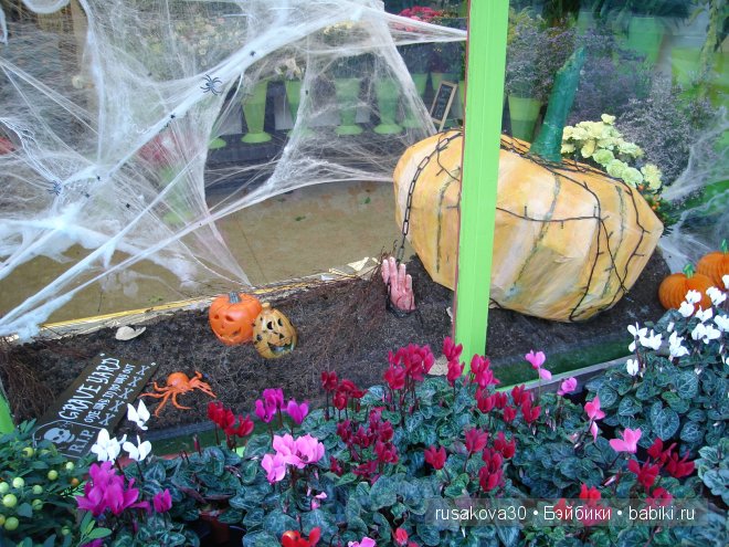 Хэ́ллоуи́н с маленькой бабой ягой,маленьким привидением и маленьким водяным