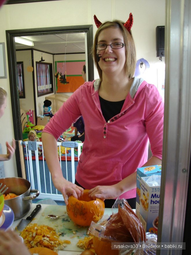 Хэ́ллоуи́н с маленькой бабой ягой,маленьким привидением и маленьким водяным