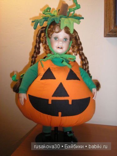 Хэ́ллоуи́н с маленькой бабой ягой,маленьким привидением и маленьким водяным