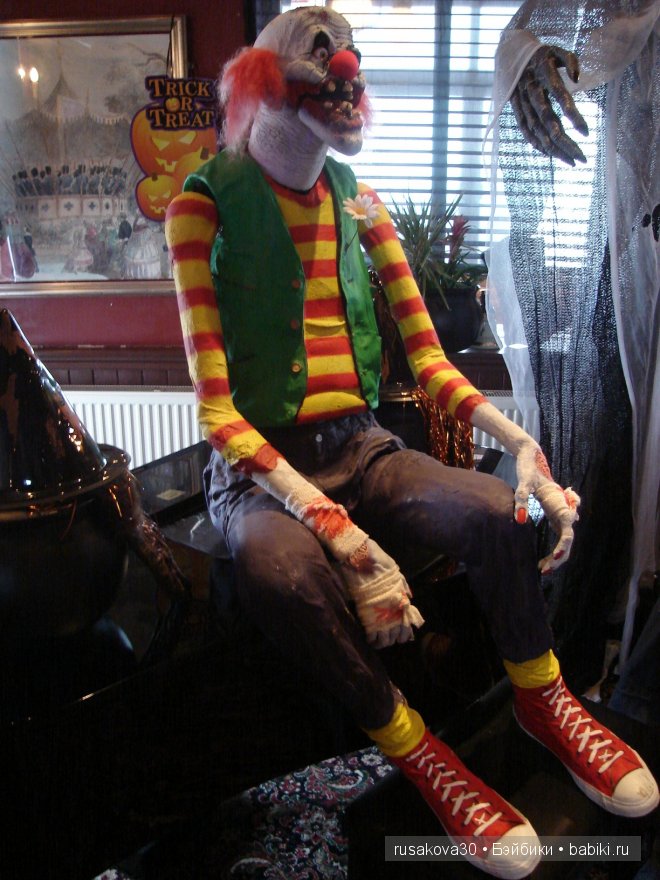 Хэ́ллоуи́н с маленькой бабой ягой,маленьким привидением и маленьким водяным