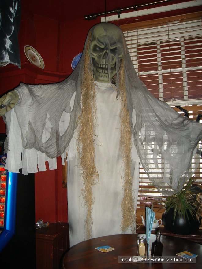 Хэ́ллоуи́н с маленькой бабой ягой,маленьким привидением и маленьким водяным