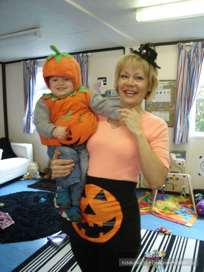 Хэ́ллоуи́н с маленькой бабой ягой,маленьким привидением и маленьким водяным