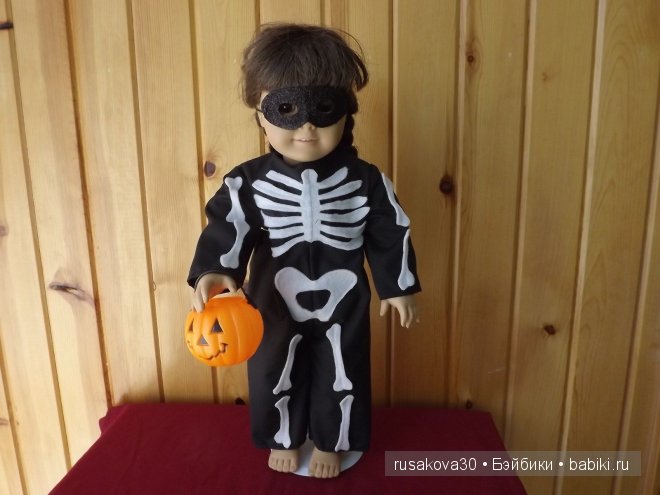 Хэ́ллоуи́н с маленькой бабой ягой,маленьким привидением и маленьким водяным