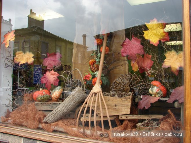 Хэ́ллоуи́н с маленькой бабой ягой,маленьким привидением и маленьким водяным