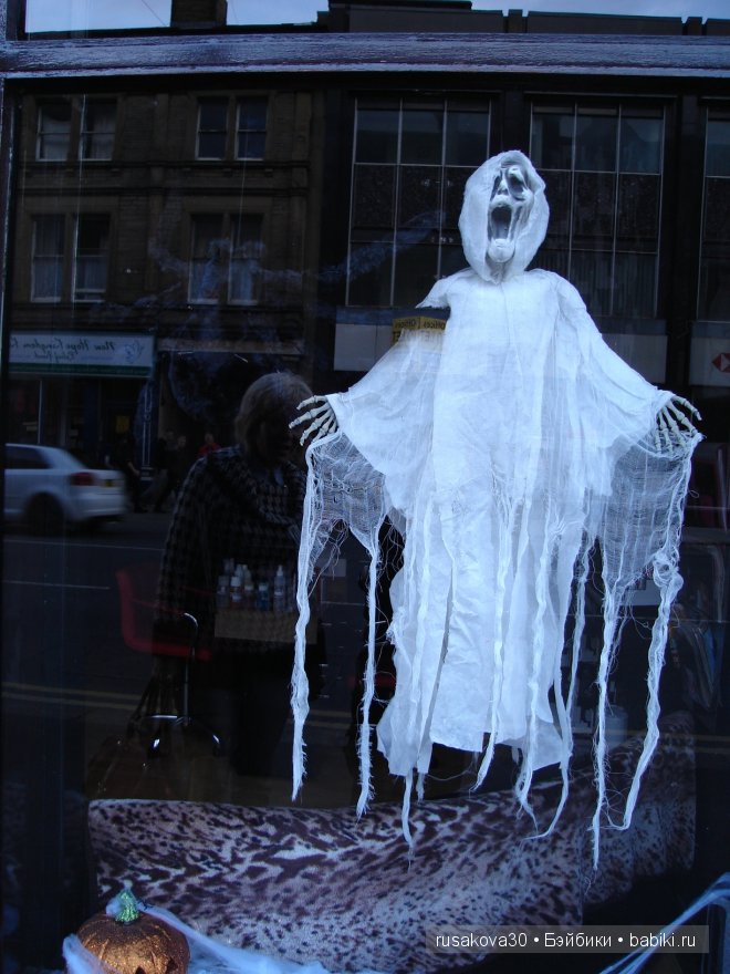 Хэ́ллоуи́н с маленькой бабой ягой,маленьким привидением и маленьким водяным