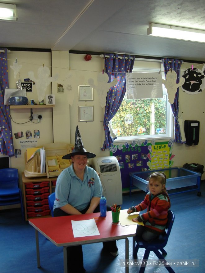 Хэ́ллоуи́н с маленькой бабой ягой,маленьким привидением и маленьким водяным