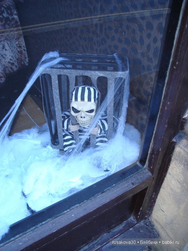 Хэ́ллоуи́н с маленькой бабой ягой,маленьким привидением и маленьким водяным