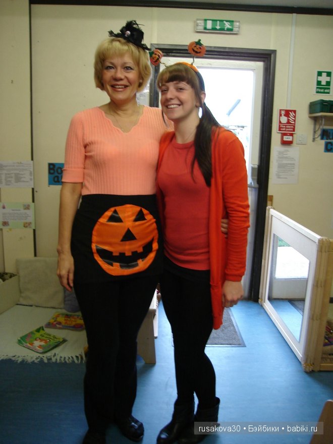 Хэ́ллоуи́н с маленькой бабой ягой,маленьким привидением и маленьким водяным