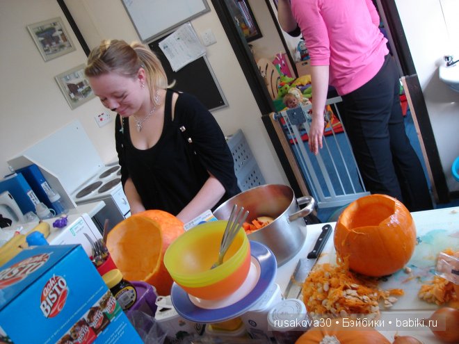 Хэ́ллоуи́н с маленькой бабой ягой,маленьким привидением и маленьким водяным