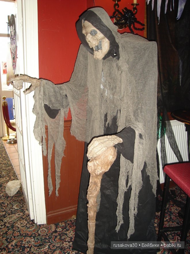 Хэ́ллоуи́н с маленькой бабой ягой,маленьким привидением и маленьким водяным