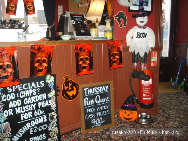 Хэ́ллоуи́н с маленькой бабой ягой,маленьким привидением и маленьким водяным