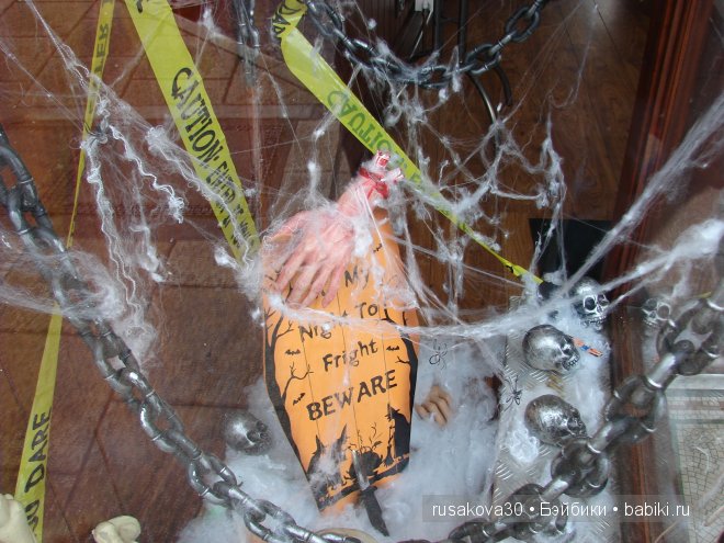 Хэ́ллоуи́н с маленькой бабой ягой,маленьким привидением и маленьким водяным