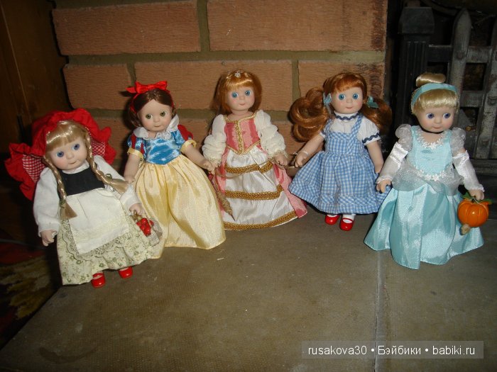 Кукла пришла в гости. К кукле пришли гости. Куколка пришла в гости. Коллекция кукол из сказок на круглой подставке. Игра «куклы пришли в гости».