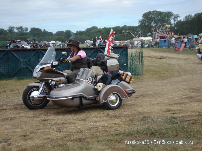 Выставка старинных машин в деревне Weeting