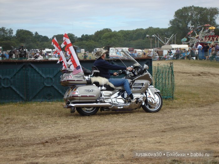 Выставка старинных машин в деревне Weeting