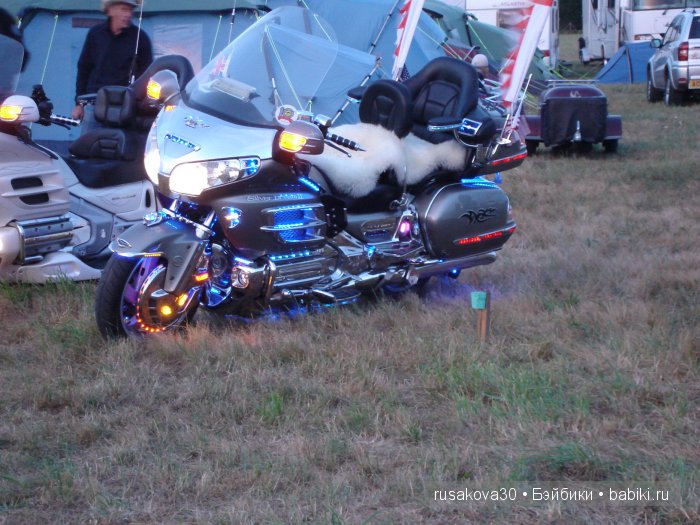 Выставка старинных машин в деревне Weeting