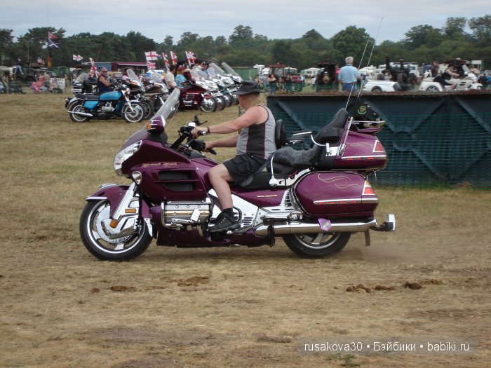 Выставка старинных машин в деревне Weeting