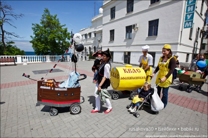 В конкурсе детских колясок участвовали танк «За Россию!» и полицейский «бобик»