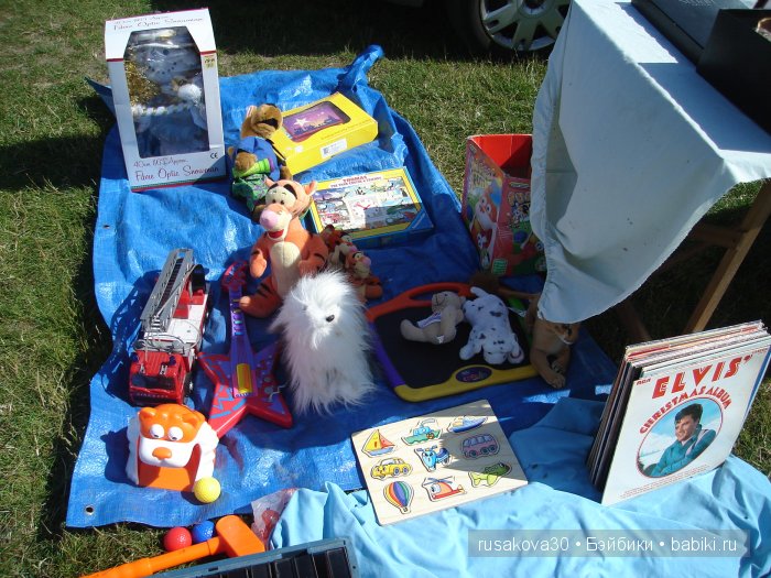 Ярмарка , английская барахолка или распродажа из багажника машины