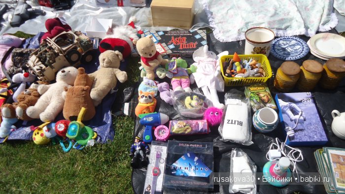 Ярмарка , английская барахолка или распродажа из багажника машины