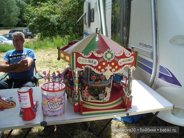 Ярмарка , английская барахолка или распродажа из багажника машины