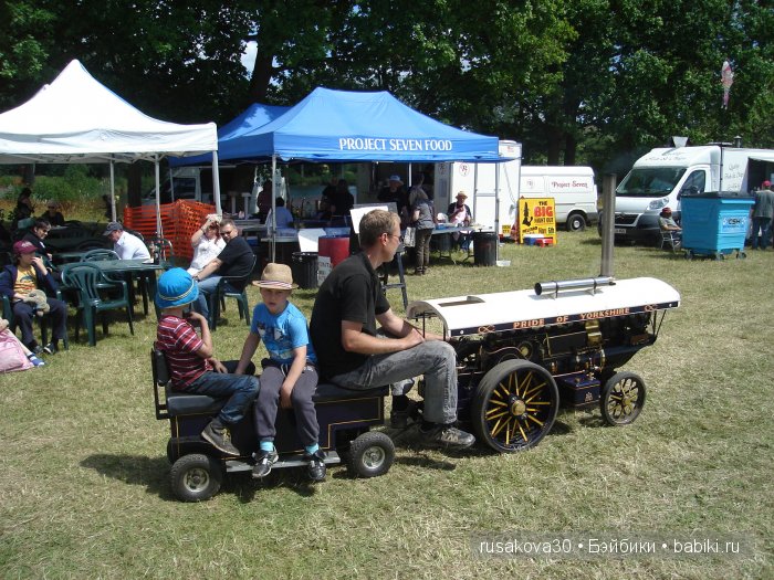 Ярмарка , английская барахолка или распродажа из багажника машины