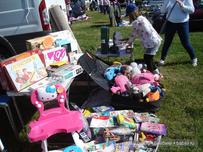 Ярмарка , английская барахолка или распродажа из багажника машины