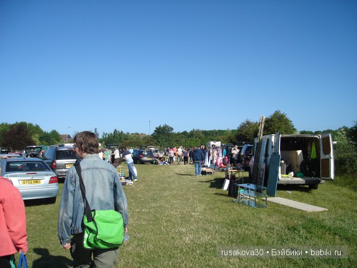 Ярмарка , английская барахолка или распродажа из багажника машины