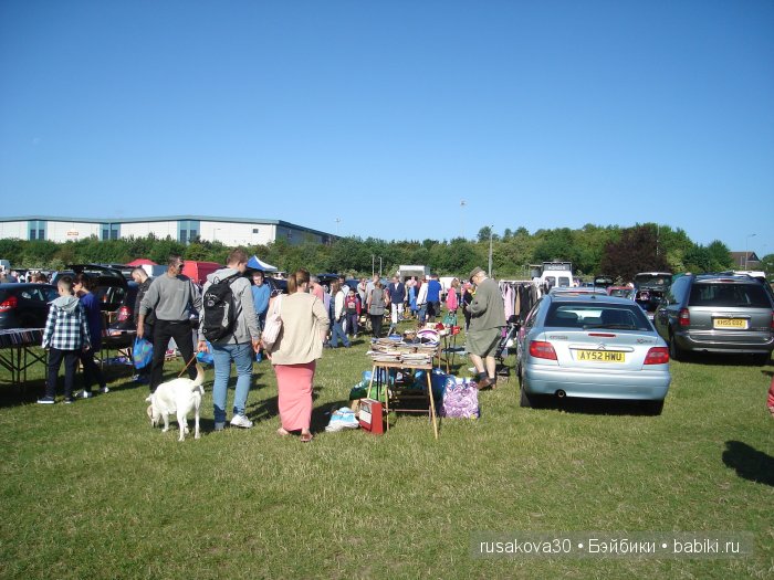 Ярмарка , английская барахолка или распродажа из багажника машины