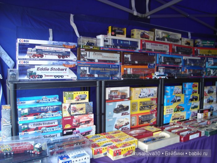 Ярмарка , английская барахолка или распродажа из багажника машины