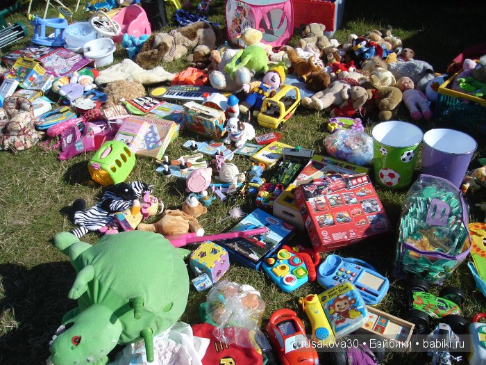 Ярмарка , английская барахолка или распродажа из багажника машины