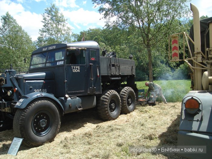Ярмарка , английская барахолка или распродажа из багажника машины