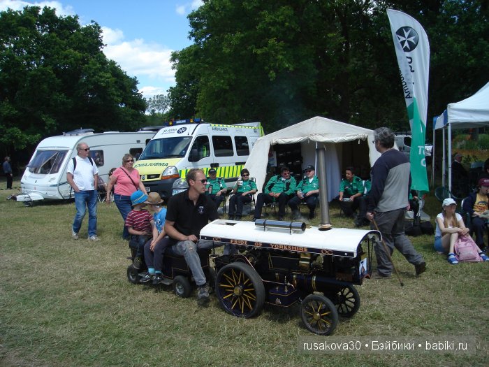 Ярмарка , английская барахолка или распродажа из багажника машины