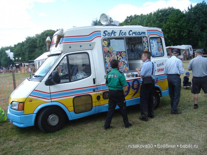 Ярмарка , английская барахолка или распродажа из багажника машины