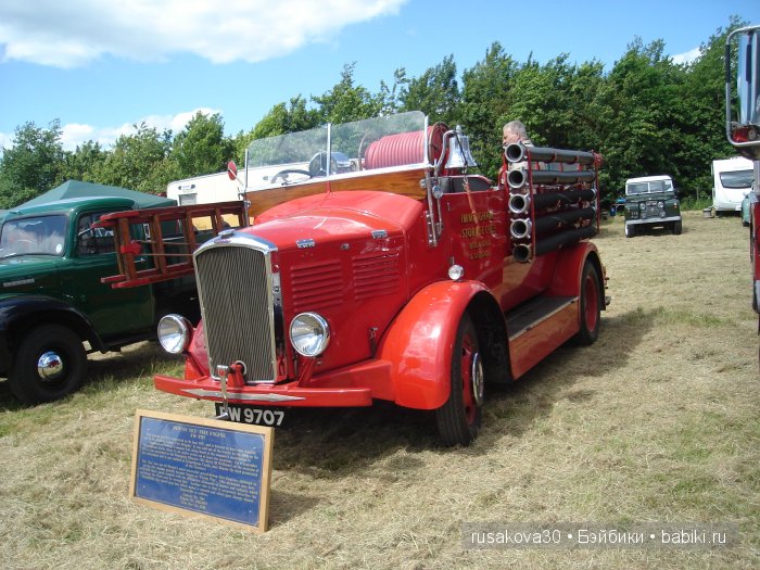 Ярмарка , английская барахолка или распродажа из багажника машины