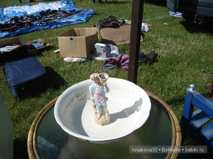 Ярмарка , английская барахолка или распродажа из багажника машины