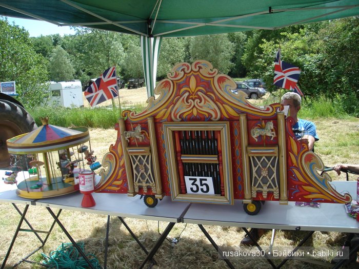 Ярмарка , английская барахолка или распродажа из багажника машины