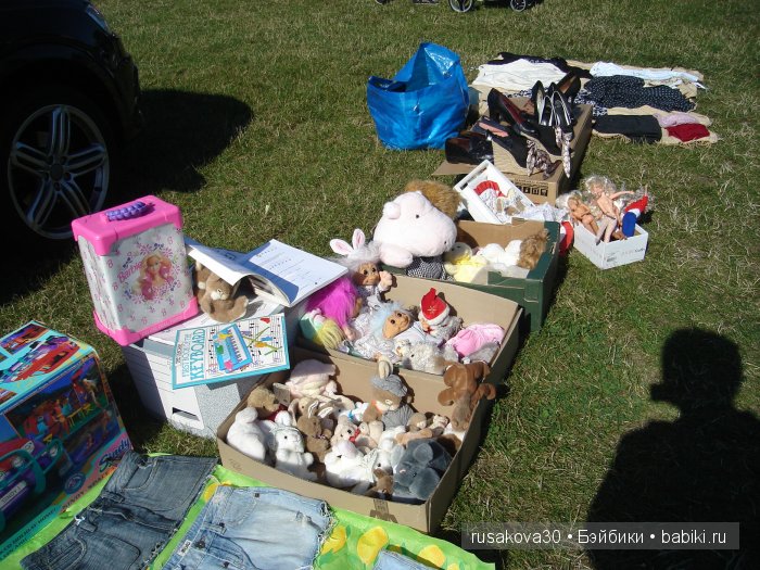 Ярмарка , английская барахолка или распродажа из багажника машины