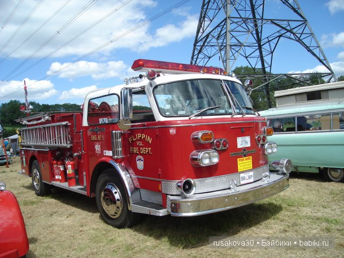 Ярмарка , английская барахолка или распродажа из багажника машины